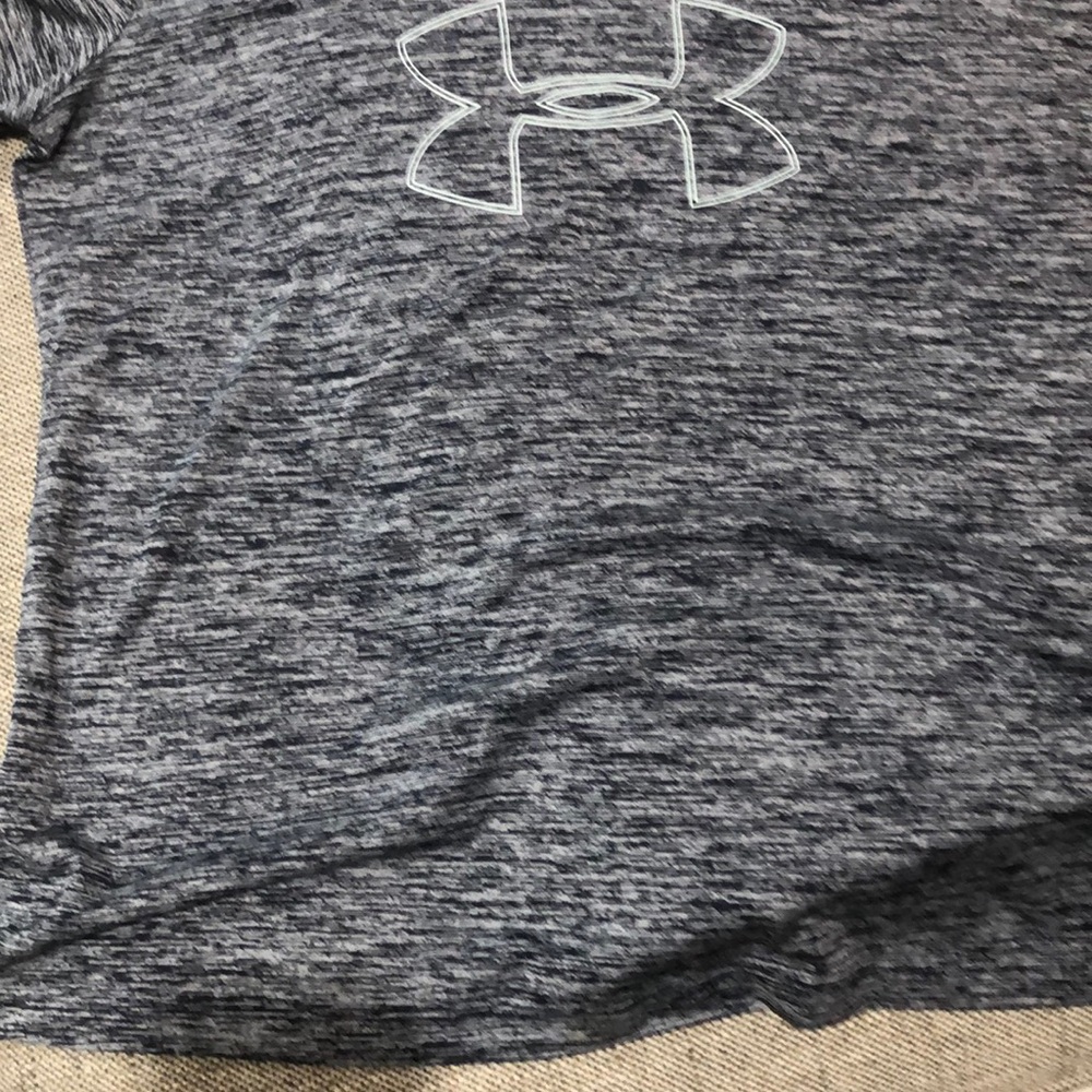 Under Armor heat gear v neck logo top